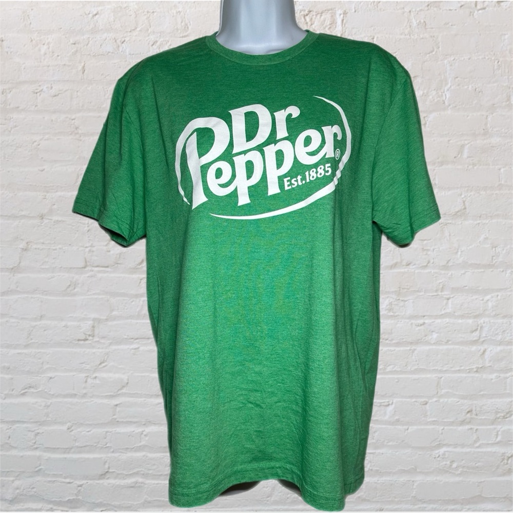 Gildan Green Dr Pepper Logo Short Sleeve Poly Cotton Blend Unisex Tee in Medium